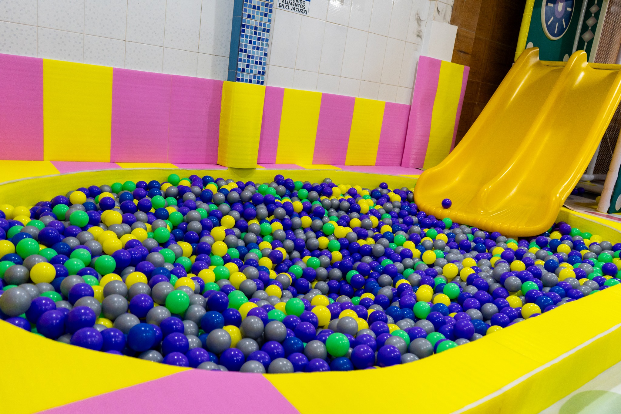 Piscina de pelotas y toboganes
